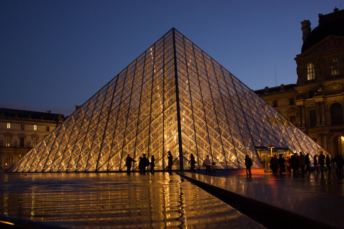 Pyramide du Louvre et façades du palais dans la cour Napoléon