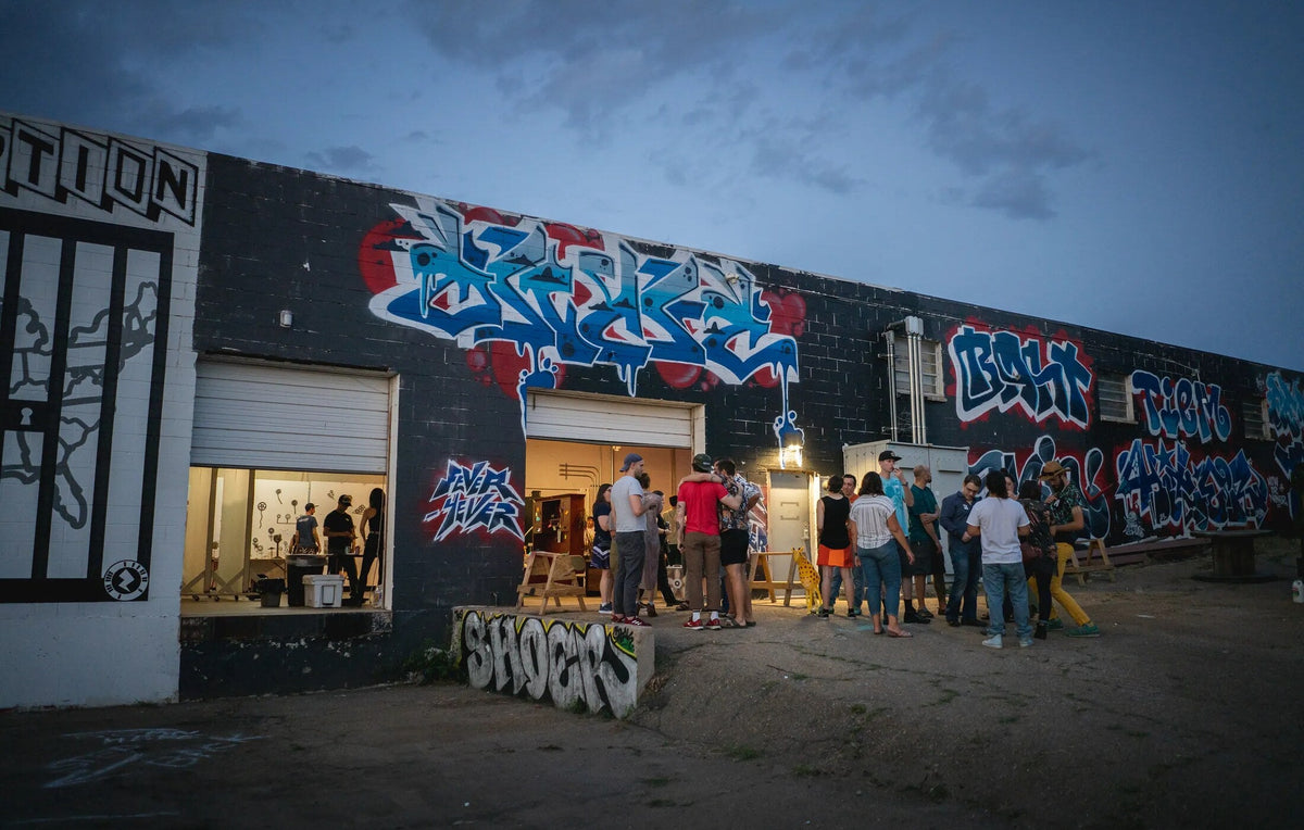 Visiteurs découvrant les galeries et fresques de RiNo à Denver, Colorado