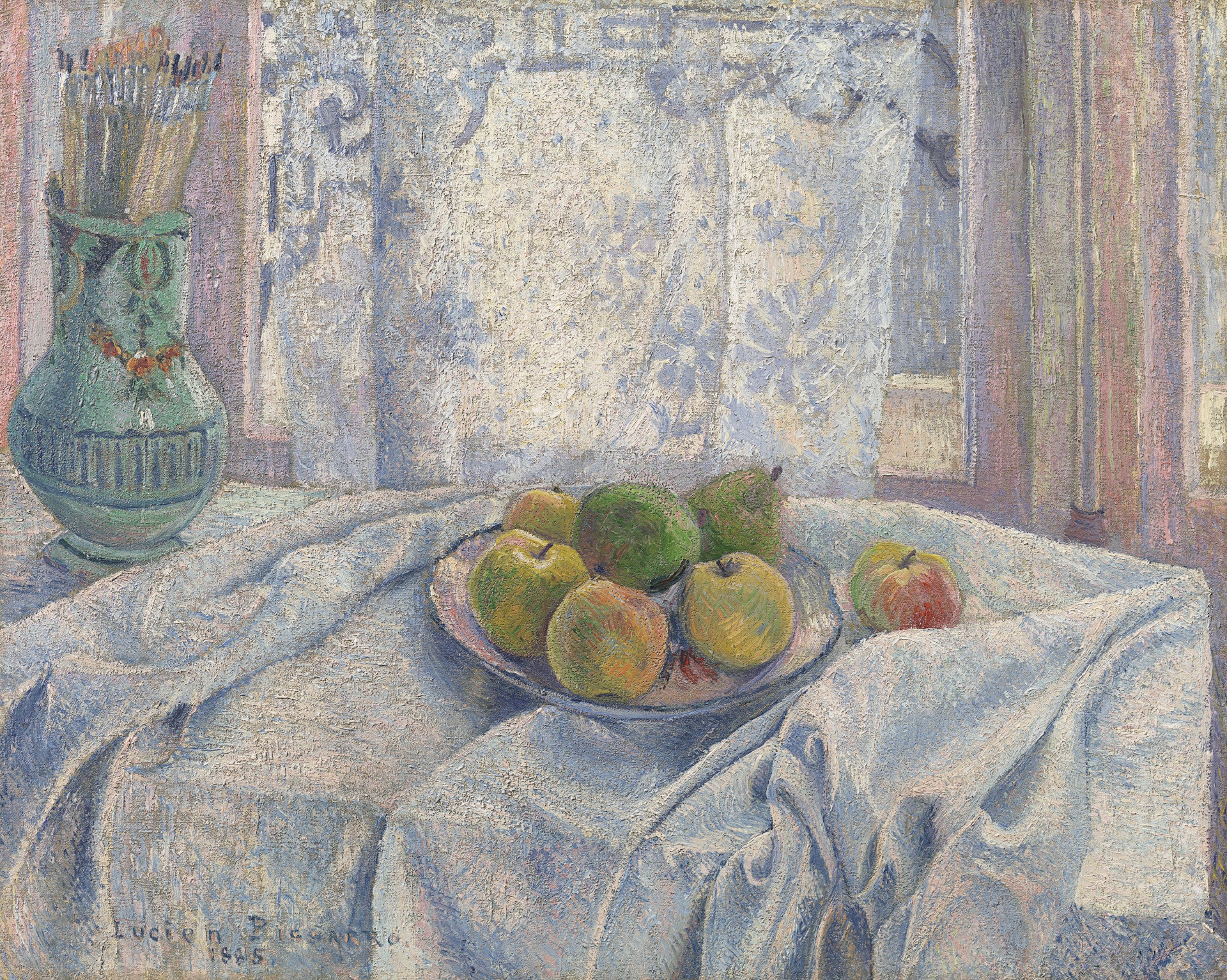 Des pommes sur une nappe devant une fenêtre aux rideaux de dentelle - Lucien Pissarro