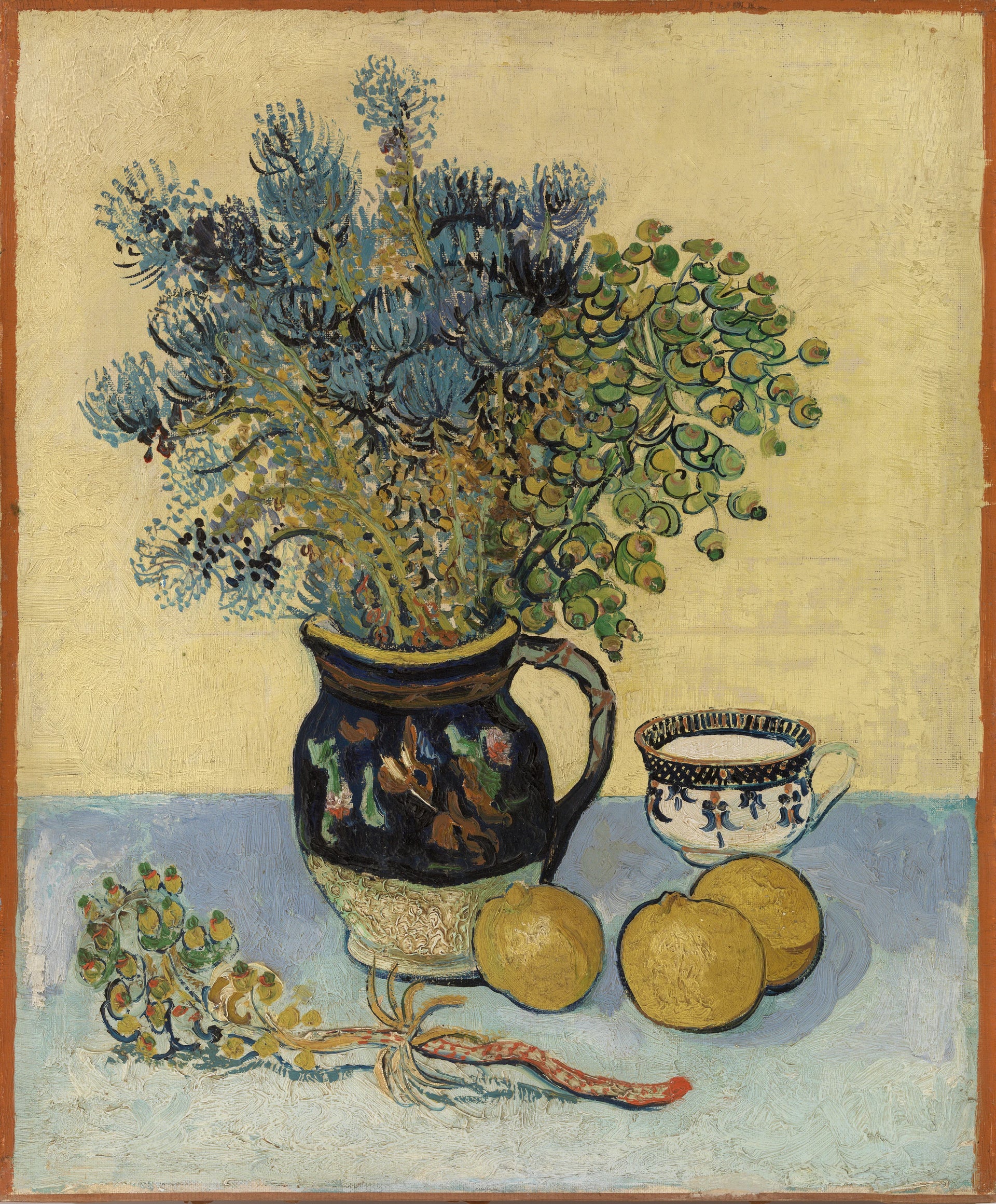 Nature morte à la majolique et aux fleurs sauvages, F600 — bouquet, pichet bleu, tasse et agrumes peints par Vincent van Gogh